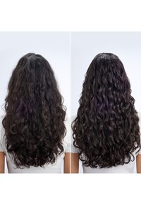 Comparaison des cheveux bouclés : à gauche, des vagues lâches, à droite, des boucles définies. Les deux sont brun foncé avec une texture brillante, vus de dos.
