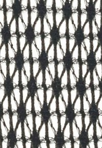 Tessuto in rete nera con un motivo a diamante, caratterizzato da una trama aperta e linee testurizzate, creando un aspetto leggero e traspirante.