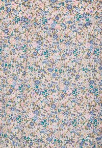 Un tissu floral avec un fond rose pâle présente de petites fleurs bleues, violettes et vertes. La texture semble douce et légère.
