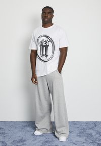 Forgotten Faces RADIANT LOGO  - Apdrukāts T-krekls - white