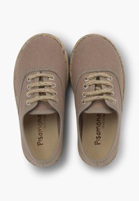 Bruine canvas schoenen met een gestructureerd oppervlak, ronde neus en jute-achtige koordaccenten rondom de zool; vijf metalen oogjes met veters.