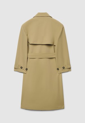 Trench-coat beige avec un rabat au dos, manches longues agrémentées de boutons et ceinture nouée à la taille. Tissu lisse avec un design classique.