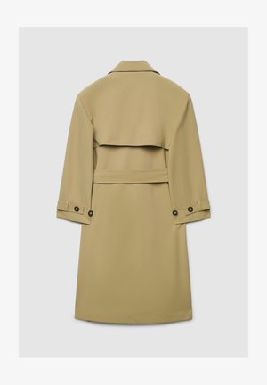 Trench beige con aletta posteriore, maniche lunghe con bottoni decorativi e cintura in vita annodata. Tessuto liscio con design classico.
