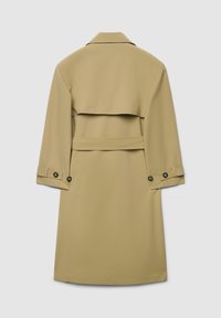 Beiger Trenchcoat mit Rückenkrempe, langen Ärmeln mit Knopfdetails und einem gebundenen Taillengürtel. Glattes Gewebe mit klassischem Design.