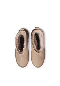 Beez talvijalatsid siledast suede-materjalist, karvase voodriga, tõmbluku ja lame tallaga. Eriolukorrad või aktsendid puuduvad. Suurus 37.