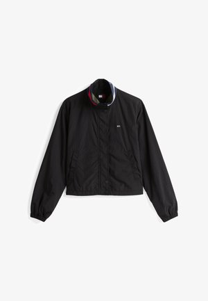 Svart lett jakke med krage som har røde, hvite og blå striper; har knappelukking og to sidelommer.