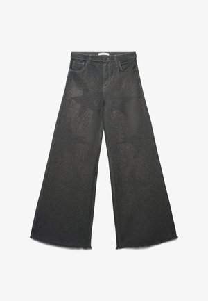 Jeans neri a gamba larga con sottili motivi a forma di stella in metallo e orli sfrangiati.
