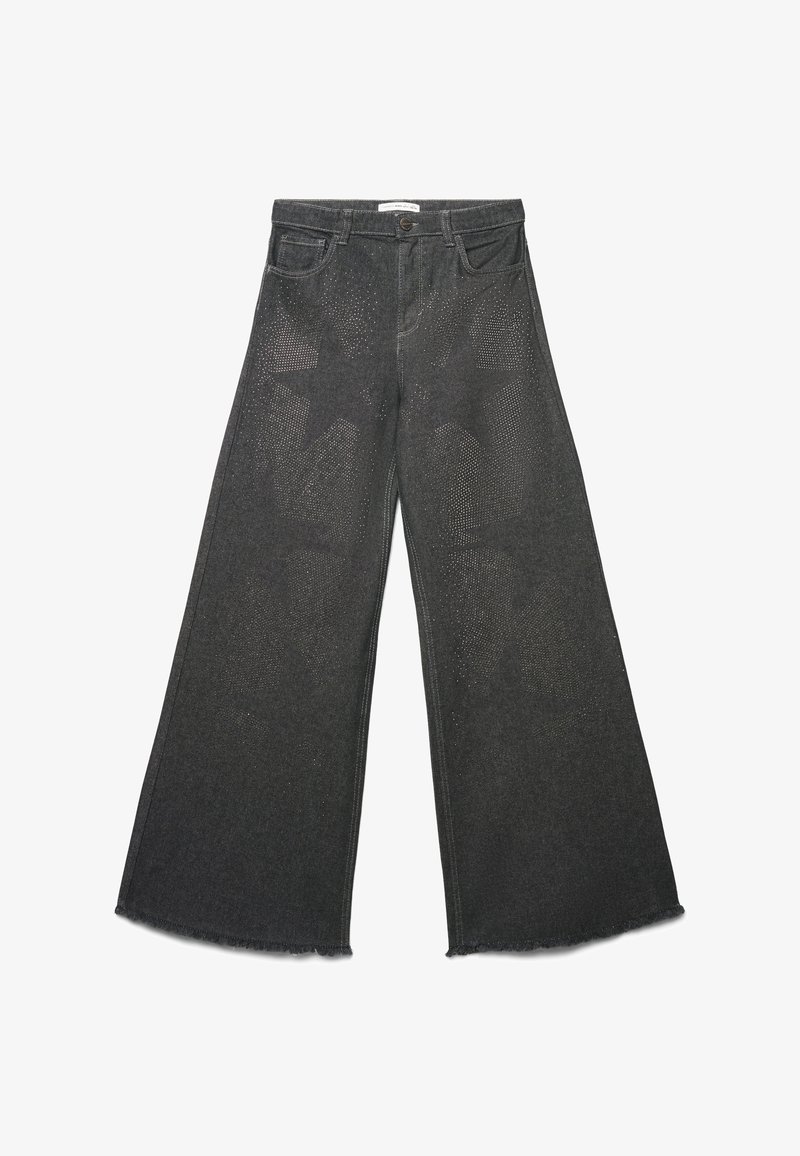 Czarne spodnie typu wide-leg z subtelnymi wzorami w kształcie gwiazdek i surowym wykończeniem brzegów.
