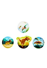 Set van vier plastic magneten met dinosaurusthema, met levendige ontwerpen: T-Rex, een triceratops en vliegende reptielen, in verschillende kleuren en texturen.