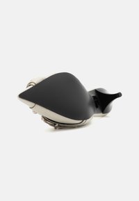 Pekig tå högklackad sko med ovandel i creamfärg och en svart gummisula. Har en slank silhuett och minimalistisk design.