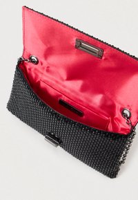 Černá síťovaná kabelka s lesklým povrchem, červenou saténovou podšívkou a stříbrnými kovovými doplňky. Obsahuje zapínání na patentku a vnitřní štítek.