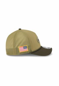 Olivgrüner Baseballcap mit Netzrücken, gebogenem Schirm und einem Aufnäher der amerikanischen Flagge an der Seite. Mit strukturiertem Stoff und Logodetail.