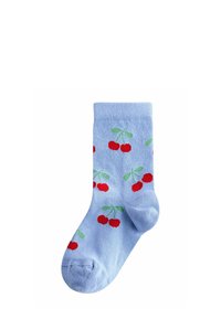 Lyseblå sok med røde kirsebærmønstre og grønne blade, ribbet kant, foldet hæl og glat strikket tekstur.