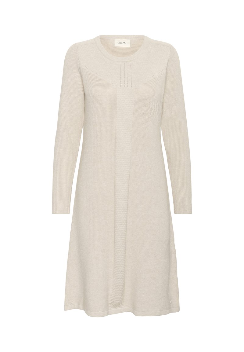 Robe en tricot beige clair à manches longues, col rond, texture côtelée et détails de plis subtils à l'avant.