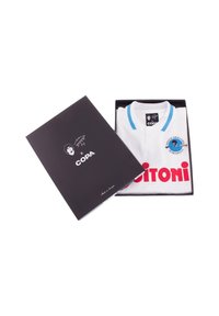 Witte polo met een blauwe kraag, voorzien van rode tekst "CITONI" en een rond logo. Verpakt in een zwarte doos met handtekening en logo.