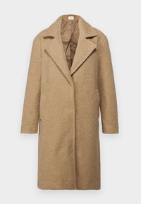 Béžový kabát s texturou, má klopový límec s výstřihem a otevřený přední díl. Součástí jsou dvě boční kapsy a hladká vnitřní podšívka. Dlouhé, rovné rukávy.