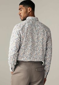 Next REGULAR FIT biały