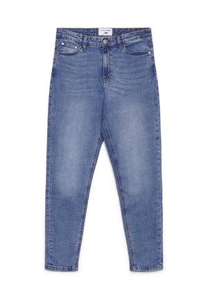 Jeans in denim blu con vestibilità slim, chiusura frontale con bottone e zip, tasche anteriori e posteriori, etichetta della taglia 50 visibile sulla cintura.