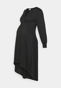 Svart gravidklänning med djup V-ringning, långa puffärmar och asymmetrisk fåll. Tillverkad av mjukt, strukturerat tyg.