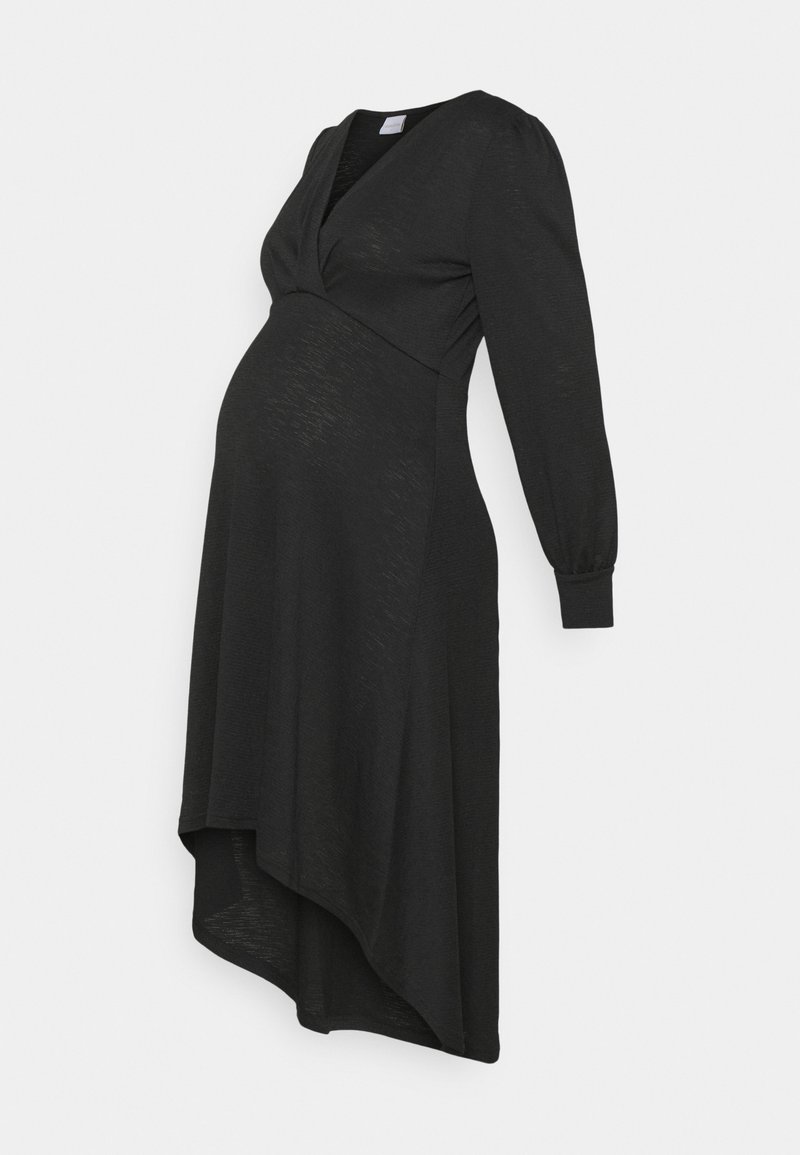Svart gravidklänning med djup V-ringning, långa puffärmar och asymmetrisk fåll. Tillverkad av mjukt, strukturerat tyg.