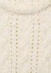 Helles cremfarbenes Kabelstrickpullover mit einem strukturierten Muster aus ineinander verschlungenen Kabeln und offenen Maschen, mit einem gerippten Kragen.