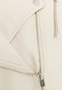 ONLY ONLGEMMA BIKER  - Casaco de pele sintética - peyote