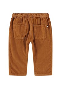 Pantaloni in corduroy marrone con vita elastica, due tasche posteriori e un accento a stella sulla tasca, caratterizzati da una texture a righe verticali.