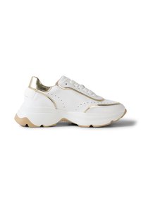 Bílá masivní teniska se zlatými akcenty, šněrováním, perforovanými stranami a tlustou béžovou podrážkou, zobrazena z profilu na bílém pozadí.