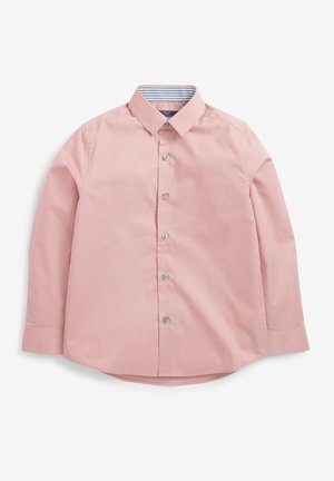 Langærmet pink skjorte med knapper, klassisk krave og stribet indvendig kraveforing, vist på hvid baggrund.