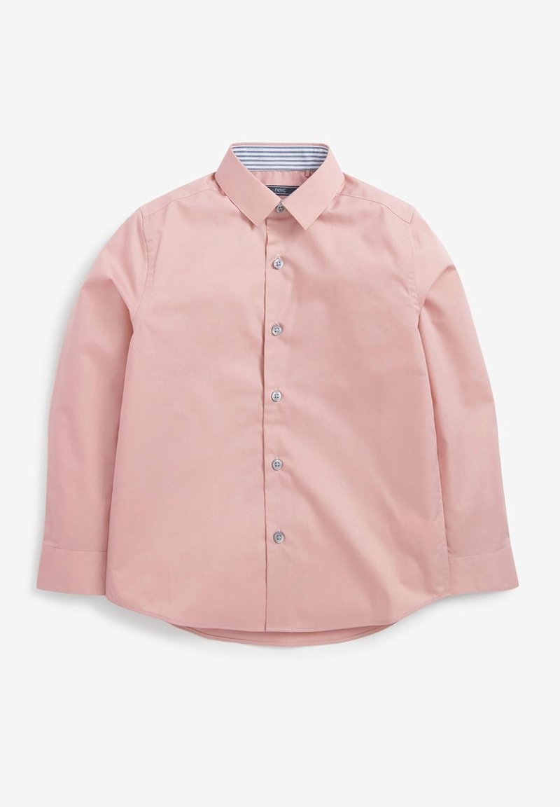 Chemise rose à manches longues boutonnée avec un col classique et une doublure rayée à l'intérieur du col, présentée sur fond blanc.
