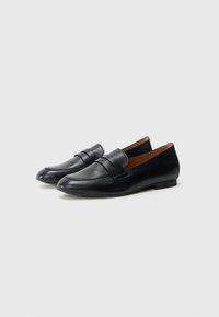 Schwarze Leder-Loafer mit flachem Absatz, verfügt über ein schlupffähiges Design, runde Spitze und ein Band über dem Obermaterial für zusätzliche Details.