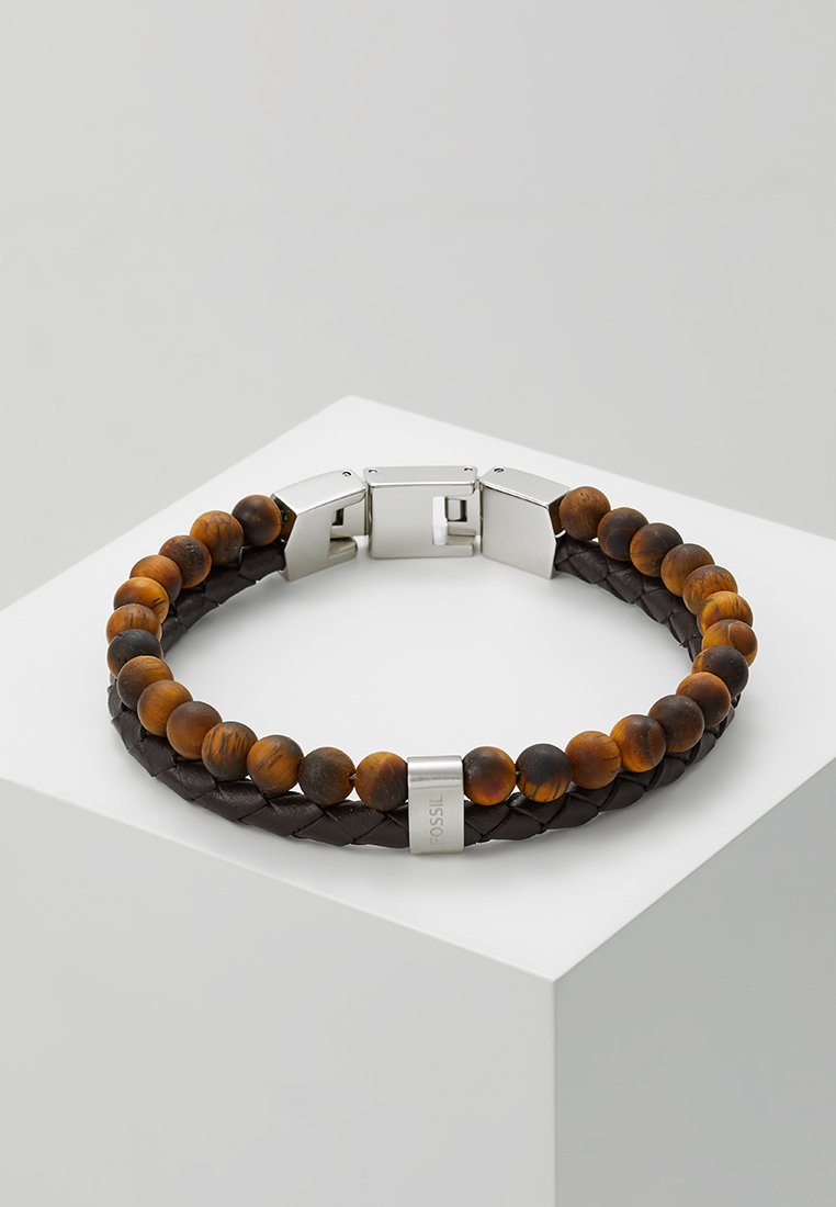 Bracciale in pelle e perline composto da perline di occhio di tigre marroni, pelle nera intrecciata e una chiusura in tono argento con dettagli del marchio.