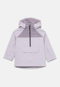 Svetlofialová anoraková bunda s kapucňou, ktorá má tmavofialový panel na hrudi, zips na prednej strane a veľkú prednú kapsu. Vyrobená z hladkej tkaniny.