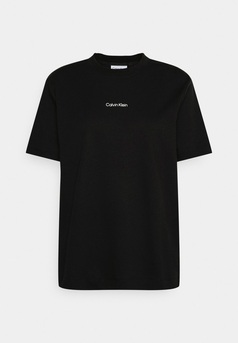 T-shirt en coton noir avec un col rond et des manches courtes, comportant un petit logo blanc "Calvin Klein" sur le devant.