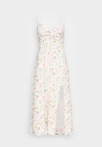 Vestido floral con tirantes finos, con patrones de flores rosas y azules sobre un fondo blanco. Presenta un frunce en la parte delantera y una abertura lateral.