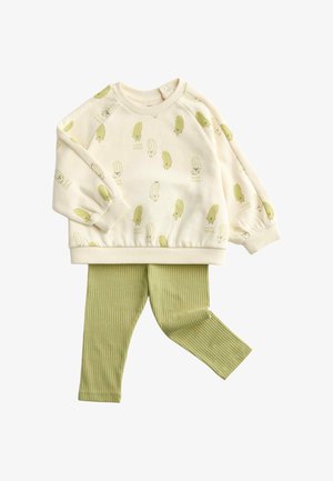 Cremefarbenes Sweatshirt mit lächelnden Gurkenillustrationen, kombiniert mit hellgrünen, gerippten Leggings für Kleinkinder.