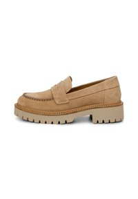Mocassins en daim beige avec une large bride sur le devant, des détails cousus et une semelle en caoutchouc épaisse et texturée. Vue de côté.