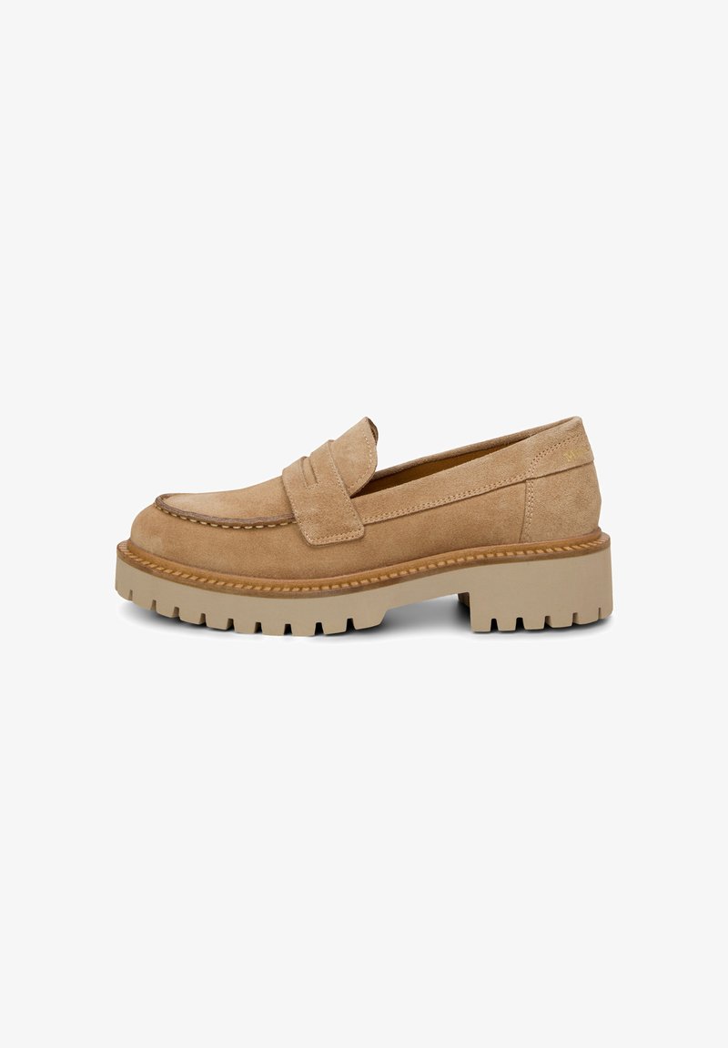 Mocassins en daim beige avec une large bride sur le devant, des détails cousus et une semelle en caoutchouc épaisse et texturée. Vue de côté.