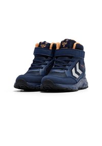 Zapatillas altas de color azul marino con un diseño texturizado, que cuentan con un cuello acolchado, una correa de Velcro y acentos de franjas blancas en los costados.