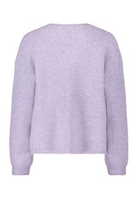 Pull en maille côtelée violet clair avec une coupe décontractée, des épaules tombantes et des manches longues. La vue de dos montre une texture simple et douce.
