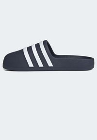 Sandale à glissière marine en matériau texturé, avec trois rayures blanches horizontales sur le dessus et un design à dos ouvert.