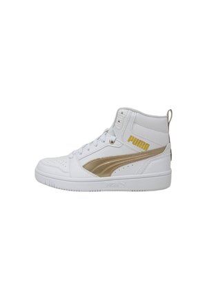 Zapatilla alta blanca con toques dorados, hecha de material sintético suave. Presenta un cuello acolchado, una caja de tórax perforada y una suela texturizada.