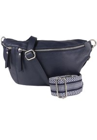 Sac bandoulière en cuir marine avec quincaillerie en argent, fermeture zippée et deux poches latérales. Comprend une sangle en tissu rayé.