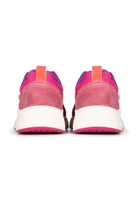 Chaussures de sport avec une tige en daim et en mesh, principalement roses avec des accents violets. Présentent un onglet au talon orange proéminent et une épaisse semelle intermédiaire blanche.