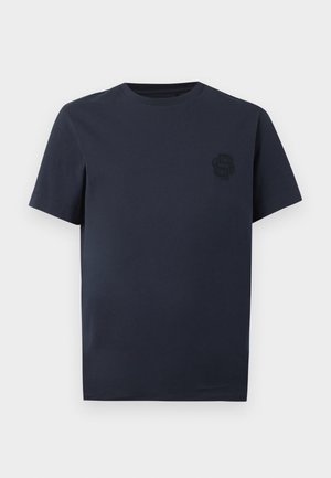 T-shirt bleu marine à manches courtes et col rond avec un logo sombre discret sur la poitrine gauche.
