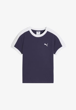 Tricou cu mânecă scurtă, albastru închis, cu accente albe pe umeri, decolteu rotund și un mic logo alb pe piept. Material moale din bumbac.