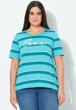 T-shirt turchese a maniche corte con righe bianche e testo "love" in corsivo. Tessuto morbido, vestibilità comoda, scollatura rotonda, posteriore leggermente più lungo.