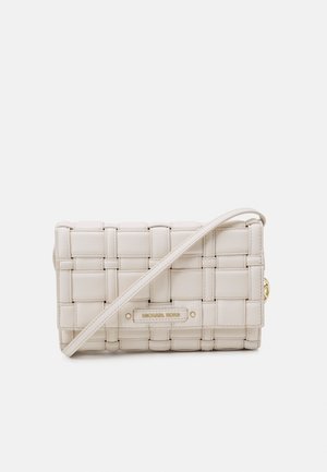 Sac bandoulière en cuir tissé écru avec fermeture à rabat et sangle fine, doté d'une petite plaque métallique rectangulaire avec logo à l’avant.