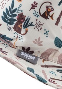 Bunter Baumwollbucket-Hut mit Tier- und Pflanzenmustern in Brauntönen, Teal und Pink. Enthält ein "SWIM"-Tag am Rand.