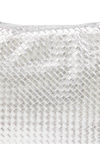 Sølvfarvet, vævet metallisk clutch med en tekstureret overflade og et krydsmønster. Rektangulær form, glat finish og ingen synligt hardware.